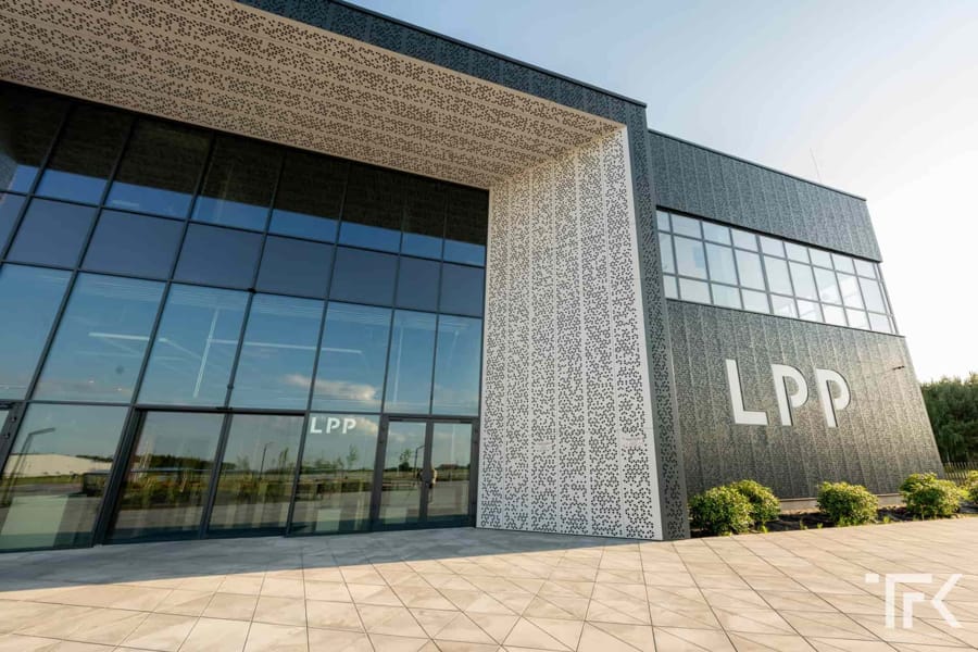 Zdjęcie budynku centrum dystrybucyjnego od strony wejścia, z logo LPP na ścianie po prawej, ujęcie ukośne, miniaturka