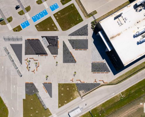 Zdjęcie budynku centrum dystrybucyjnego z lotu ptaka, ujęcie od góry