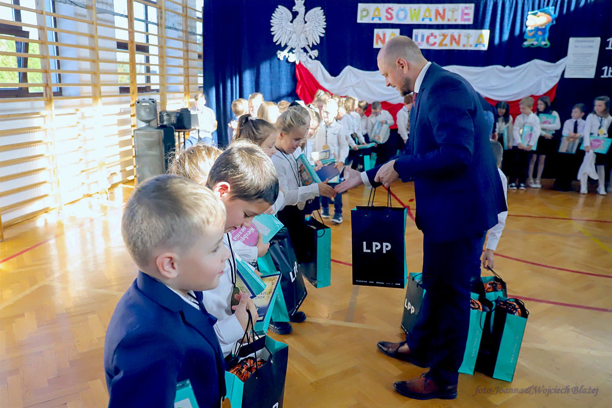 Wręczanie wyprawek dla pierwszoklasistów