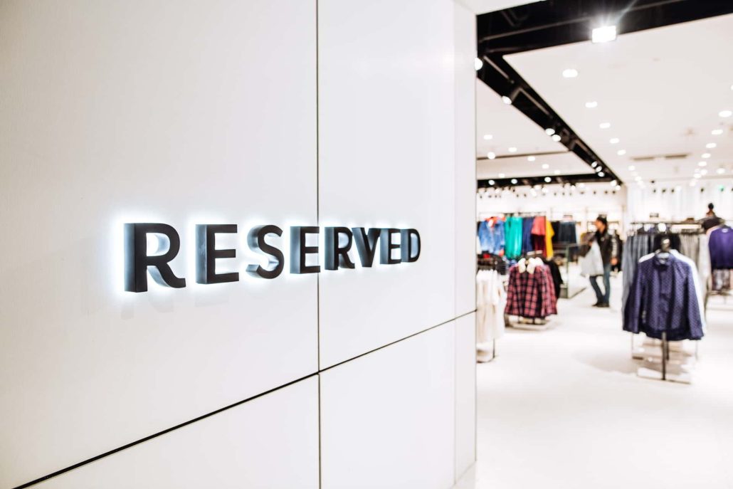 Zdjęcie logo marki Reserved przy wejściu do salonu