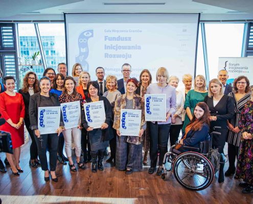 Zdjęcie grupowe uczestników konkursu grantowego fundacji inicjowania rozwoju