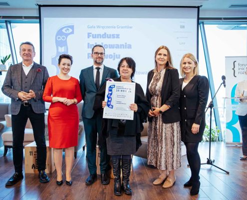 Zdjęcie grupowe ze zwycięzcą konkursu grantowego fundacji inicjowania rozwoju