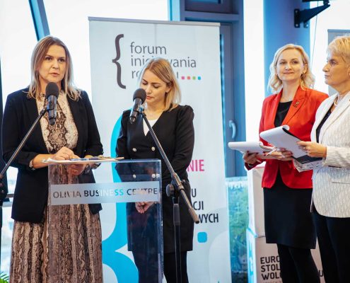 Zdjęcie prowadzących w trakcie trwania konkursu